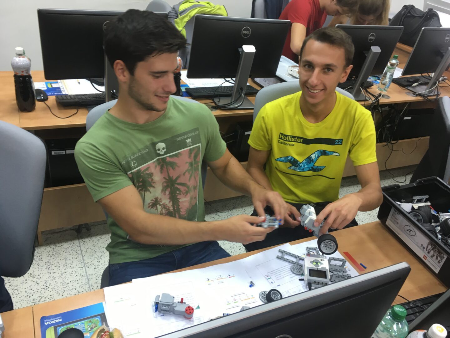 Seminaristé Aplikované fyziky stavěli roboty